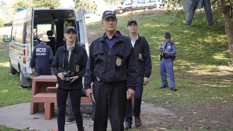 Ein neuer Mordfall wartet auf Gibbs (Mark Harmon, M.), Bishop (Emily Wickersham, l.) und McGee (Sean Murray, r.) … – Bild: CBS Television /​ Monty Brinton