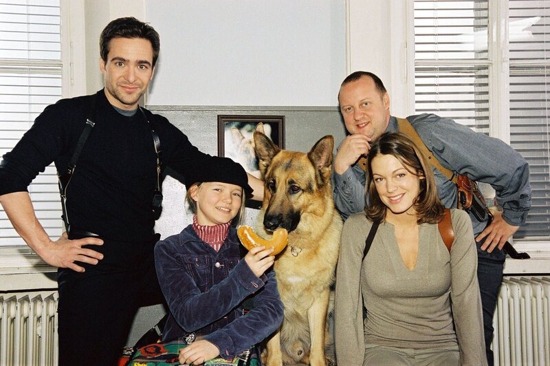 Rex, Marc (Alexander Pschill, l.), Niki (Elke Winkens, r.) und Kunz (Martin Weinek, 2.v.r.) haben Besuch bekommen. Und Rex freut sich besonders über das Mitbringsel von Iris (Vanessa Stroux, 2.v.l.). – Bild: SAT.1 /​ Ali Schafler