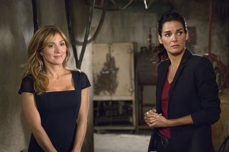 L-R: Maura Isles und Jane Rizzoli – Bild: PLURIMEDIA (Warner Bros)