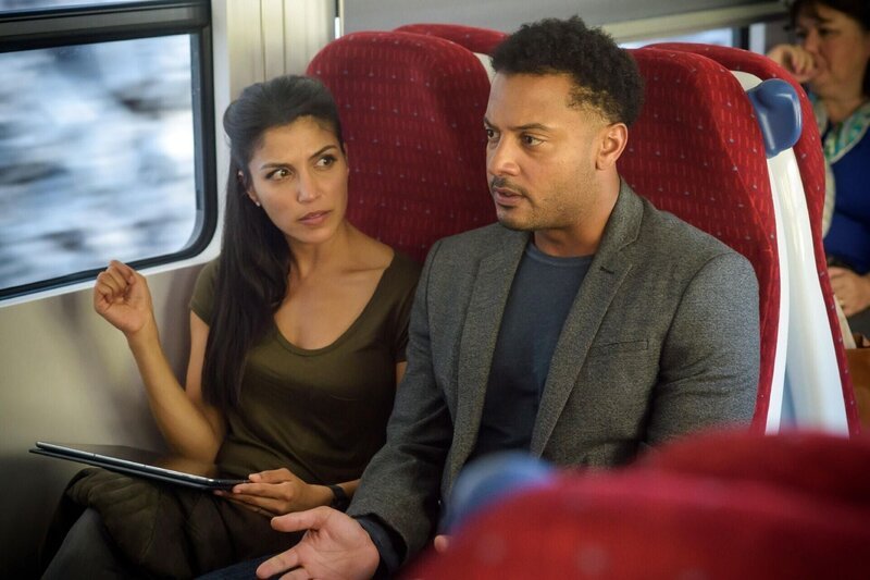 Zara (Nazneen Contractor), Oliver (Brandon Jay McLaren) – Bild: RTL /​ Ransom Television Productions Inc., Wildcats Productions and TF1