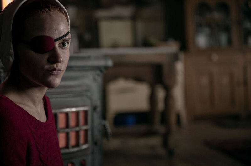 The Handmaidís Tale -- ìPigsî – Episode 401 -- On the run after the end of Season 3, an injured June and the fugitive Handmaids find refuge at a farm, where the 14-year-old Wife nurses June back to health. June restores her role as the womenís leader. Janine (Madeline Brewer), shown. – Bild: Sophie Giraud /​ Hulu /​ Hulu /​ RTS
