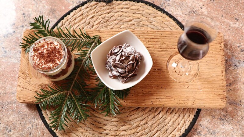 Bei Stefanie Huber, Oberkirch, Schwarzwald. Nachspeise: Schwarzwälder Kirsch-Tiramisu und Schoko-Tannenzapfen. – Bild: WDR/​BR/​megaherz gmbh/​Melanie Grande