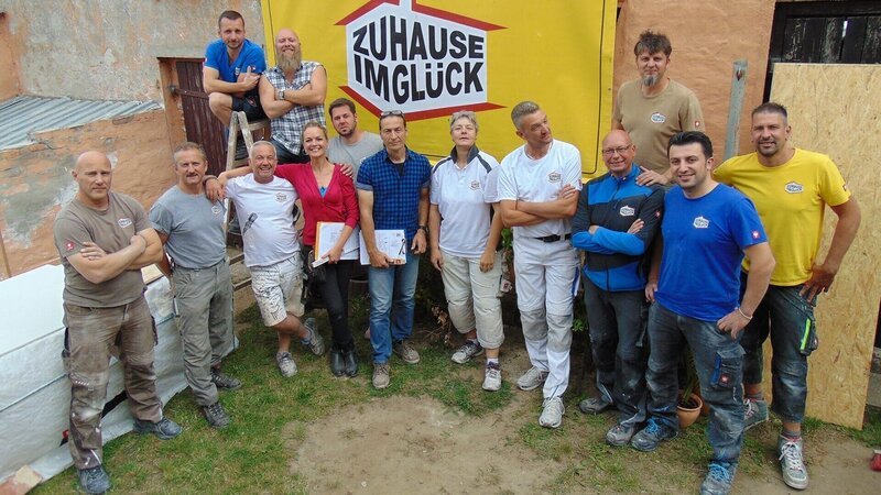 Das Team von Zuhause im Glück helfen Daniela und Bert beim Umbau ihres Hauses – Bild: RTL Zwei
