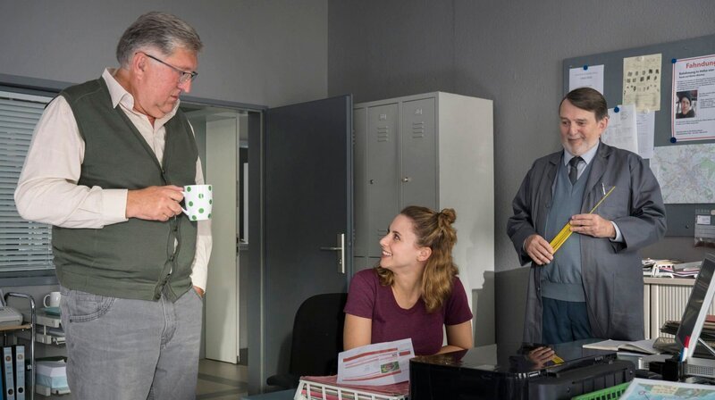 Schröter (Veit Stübner, l.), Nina (Julia Schäfle, M.) und Ernst (Jürgen Uter, r.) unterhalten sich. – Bild: ARD/​Georges Pauly