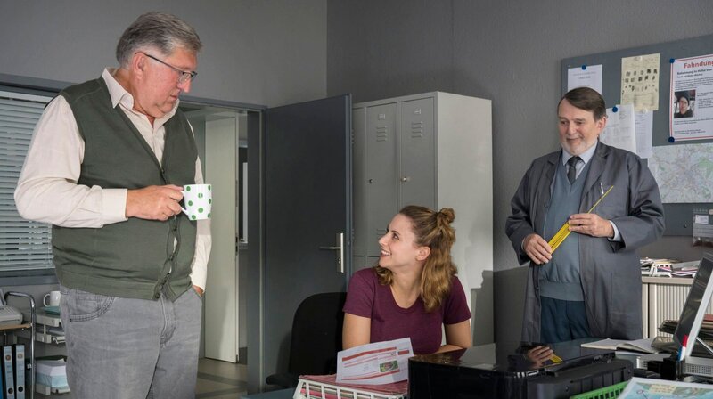 Schröter (Veit Stübner, l.), Nina (Julia Schäfle, M.) und Ernst (Jürgen Uter, r.) unterhalten sich. – Bild: ARD/​Georges Pauly