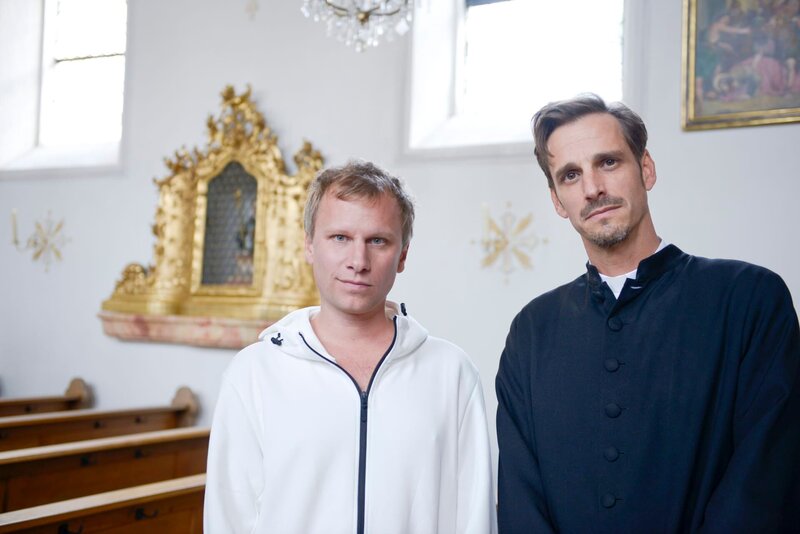 L-R: Robert Stadlober, The priest (Max von Thun) – Bild: Sabine Decker
