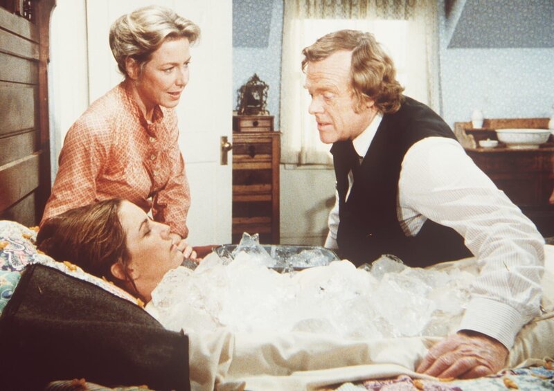 Caroline (Karen Grassle, l.) und Dr. Baker (Kevin Hagen, r.) kümmern sich um Laura (Melissa Gilbert, liegend), die nach einem Hitzschlag völlig erschöpft ist … – Bild: Worldvision Lizenzbild frei