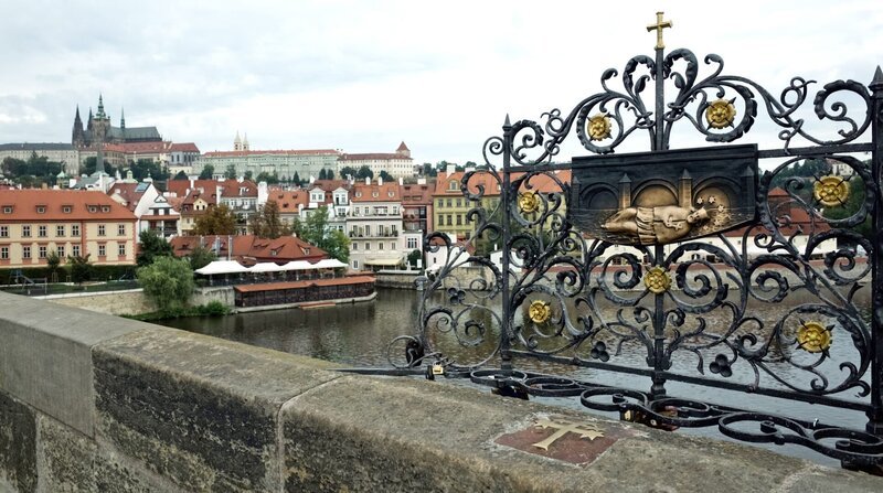 Karlsbrücke und Prager Burg mit dem alles überragenden Veits-Dom. – Bild: BR/​MfG-Film/​NDR/​Till Lehmann