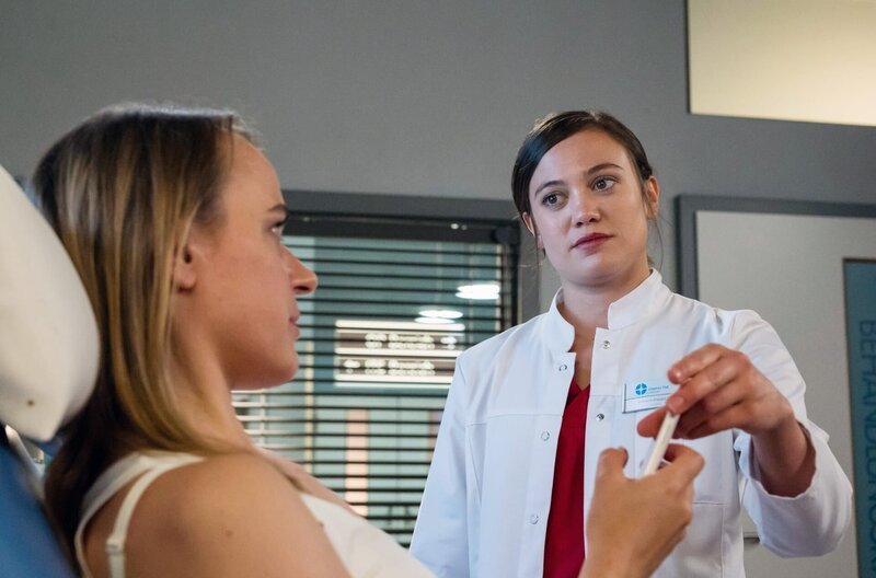 Rebecca Krieger (Milena Straube, r.) gibt Petra Schlösser (Theresa Hanich, l.) Nachhilfe: Im „Streng-sein“ und im „Nein-sagen“. – Bild: ARD/​Jens Ulrich Koch