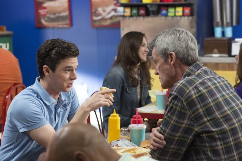 Axl (Charlie McDermott, l.); Mike (Neil Flynn, r.) – Bild: American Broadcasting Companies, Inc. /​ Michael Ansell