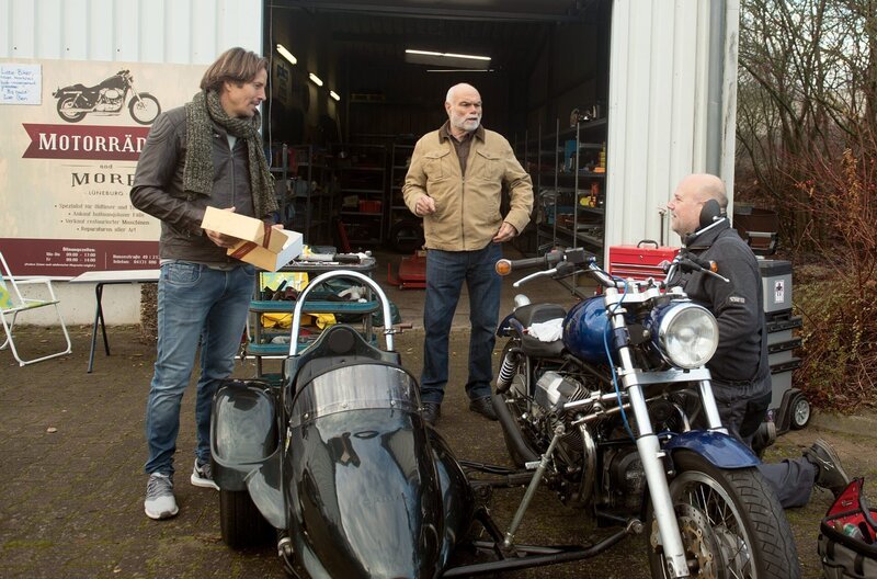 Ben (Hakim Michael Meziani, l.) erkennt getroffen, dass Walter (Ludger Burmann, M.) hinter seinem Rücken einen Mechatroniker ( Frank Eschen, r.) beauftragt hat. – Bild: ARD/​Nicole Manthey
