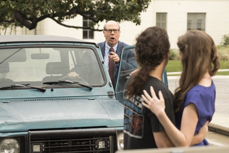(v.l.n.r.) Schuldirektor Ball (Stephen Tobolowsky); Johnny Atkins (Sean Marquette); Carla (Alex Jennings) – Bild: Sony Pictures Television Inc.