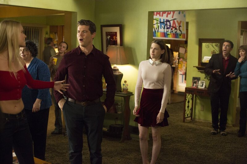 L-R: Sean Donahue (Beau Wirick) und Sue Heck (Eden Sher) – Bild: HBOH