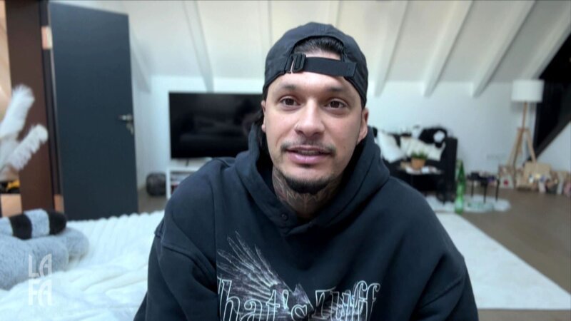 Turbulente Zeiten in der LaFa Villa: Celina ist eingezogen, Tim dagegen muss sich erstmal verabschieden. Und Yasin hat mit sich zu kämpfen. Eine Menge Gefühle heute … – Bild: RTLZWEI