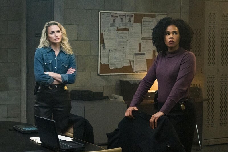 Nina Chase (Shantel VanSanten, l.); Sheryll Barnes (Roxy Sternberg, r.) – Bild: CBS Broadcasting Inc. /​ Mark Schafer