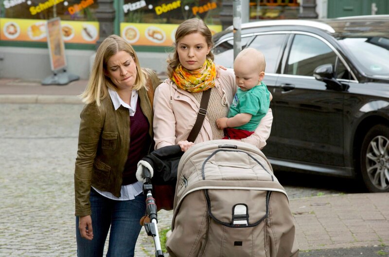 Als Svenja Kesting (Merle Collet, l.) plötzlich unter starken Kopfschmerzen und Lähmungserscheinungen leidet, bringt Anke (Fabienne Haller, r.) ihre Freundin sofort in die Praxis. – Bild: ARD/​Volker Roloff