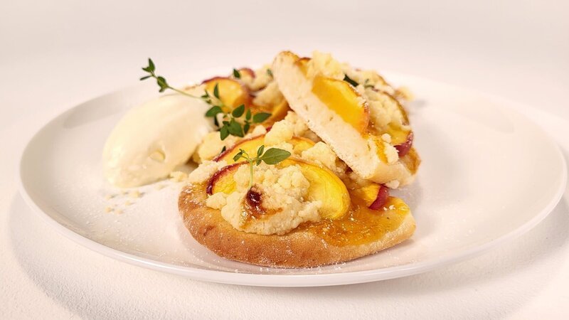 Streuseltaler mit Pfirsich. – Bild: BR/​Kathrin Lindauer