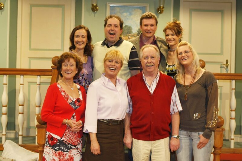 Von links, vorne: Traudl Oberhorner (Rolle: Frau Neubauer), Mona Freiberg (Rolle: Monika Leitner), Egon Biscan (Rolle: Alfons Leitner) und Kristina Helfrich (Rolle: Anni); hinten: Silke Popp (Rolle: Peggy), Harald Helfrich (Rolle: Manuelas Mann Rudi), Thomas Mandl (Rolle: Charly) und Sabine Oberhorner (Rolle: Manuela). – Bild: BR/​Foto Sessner