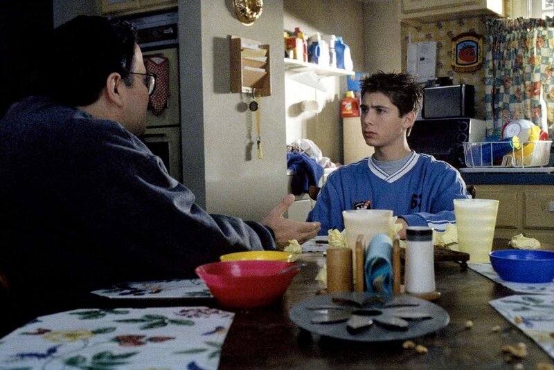 Craig (David Anthony Higgins, li.) gibt Reese (Justin Berfield) ein paar Ratschläge, die dieser nicht so recht nachvollziehen kann. – Bild: ORF (FS1/​FS2) /​ ORF1
