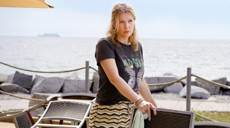 Franziska (Tina Amon Amonsen) hofft, dass die Hochzeit die richtige Entscheidung ist. – Bild: ARD Degeto Film/​Arnim Thomaß