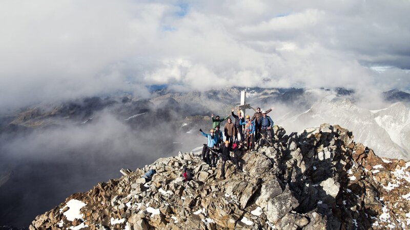 Hermann Maier und das Drehteam am Gipfel des Piz Buin – Bild: ORF/​Interspot Film