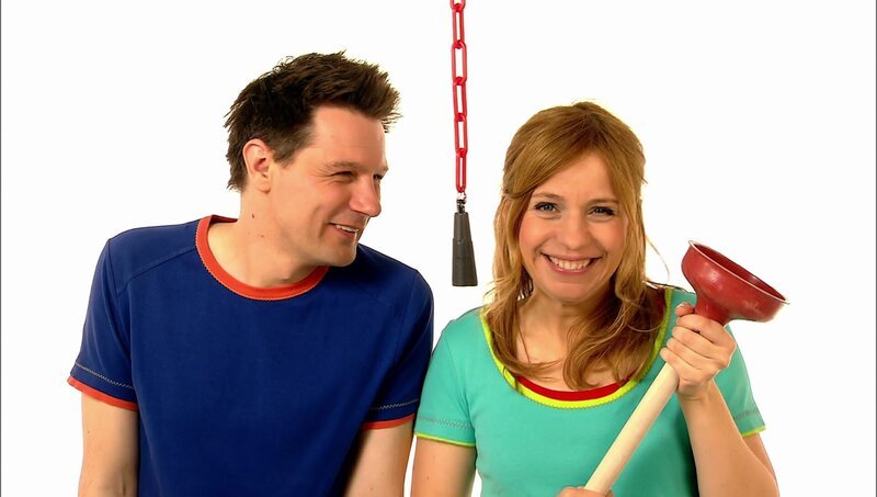 Tanja und André erklären, was man mit diesem merkwürdigen Gegenstand macht. – Bild: WDR