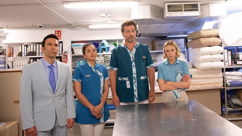 Gustavo (Daniel Ortiz, l.), Isabella (Amanda Vilanova, 2.v.l.), Max (Julian Looman, 2.v.r.) und Miranda (Elen Rhys, r.) konfrontieren die beschuldigte Person mit dem Vorwurf des Diebstahls. – Bild: ZDF und Mark Bourdillon