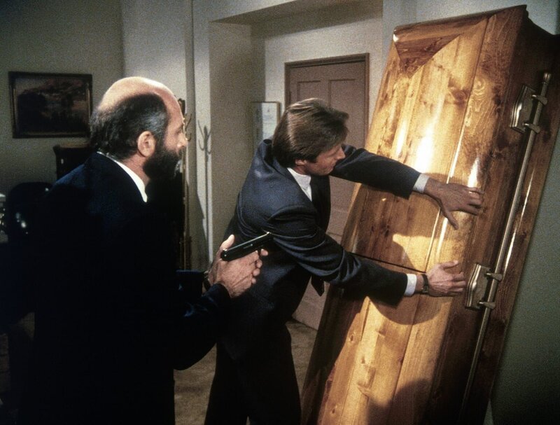 Gute Zusammenarbeit: Als sie merkwürdigen Geräuschen nachgehen, finden Lee (Bruce Boxleitner, r.) und Yuri (Milos Kirek, l.) in einem Sarg den gefesselten Billy … – Bild: CBS Television