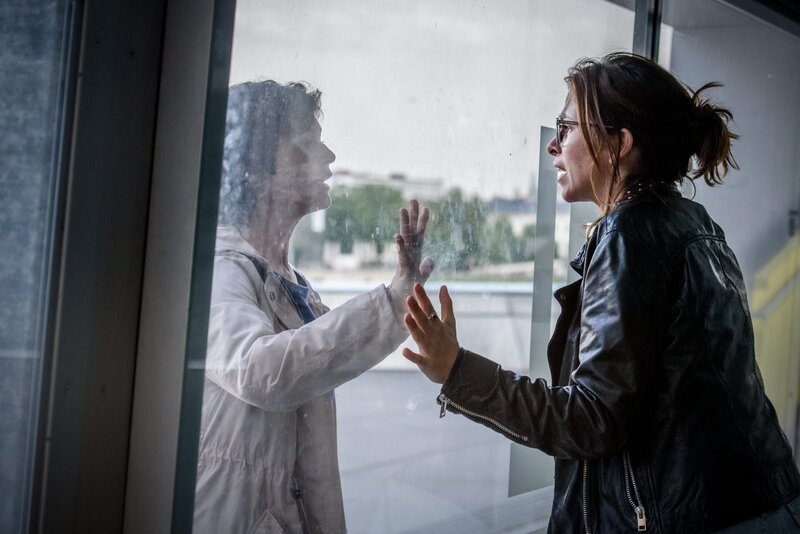 Johanna „Joe“ Haizinger (Katharina Stemberger, l.) steht außen vor einem Fenster frontal Inga Feta (Marie Hacke, r.) gegenüber. Inga versucht Johanna etwas sehr dringlich mitzuteilen. – Bild: Stefanie Leo /​ ZDF