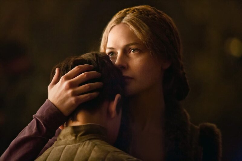 Elizabeth Woodville (Rebecca Ferguson, r.) nimmt Abschied von ihrem Sohn Prince Richard (Ted Allpress, l.), der zusammen mit seinem Stiefbruder nach London reisen soll … – Bild: 2013 Starz Entertainment LLC, All rights reserved