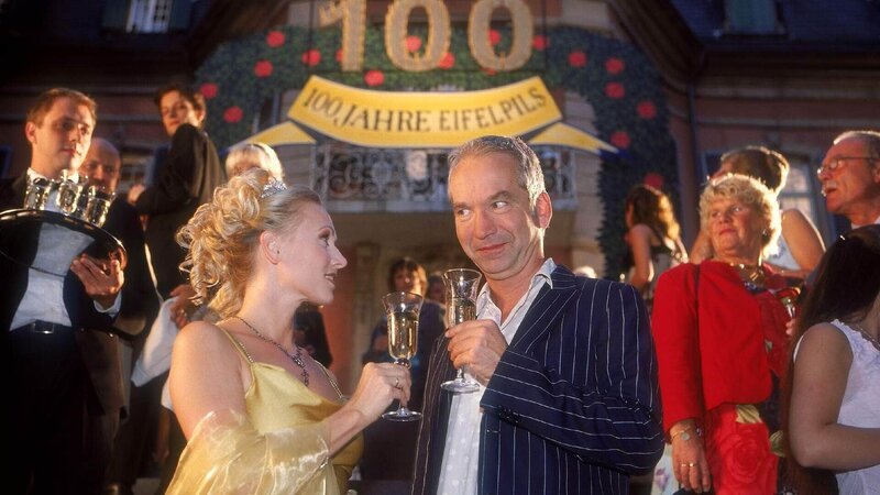 Ein besonderer Gast in Stefanies (Dana Golombek) Traum: Claus Vincon (spielt sich selbst). – Bild: TVNOW /​ Frank Dicks