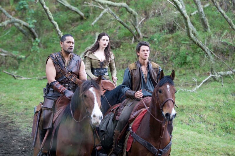 Richard (Craig Horner, r.), Kahlan (Bridget Regan, M.) und Zedd planen wie sie Ranssyn finden und einholen können. Chase (Jay Laga’aia, l.) stößt zu den drei und will ihnen dabei helfen … – Bild: TVP