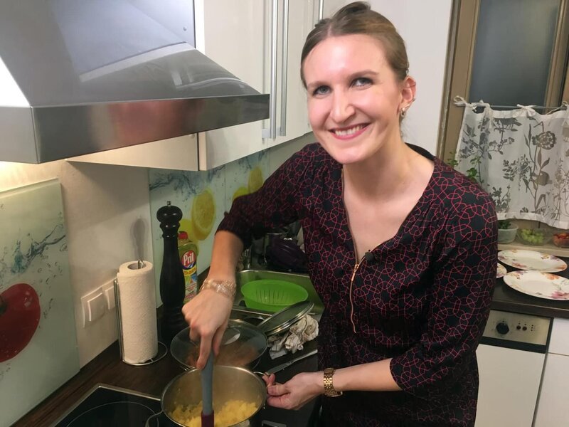 Gastgeberin Romina – Bild: MG RTL D /​ ITV Studios