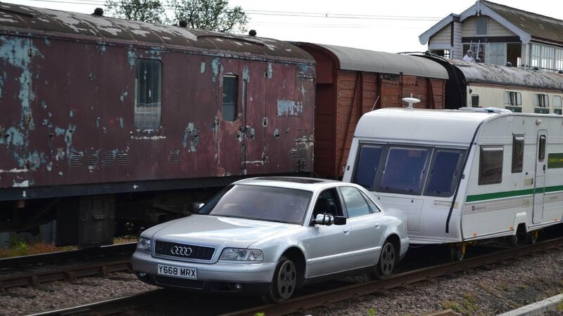 Die Jungs bauen einen Wohnwagen-Zug. – Bild: TVNOW /​ BBC Worldwide
