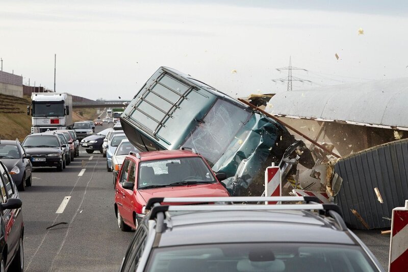 Die wilde Verfolgungsjagd eines Personenschützers, der russischen Gangstern auf den Fersen ist, eskaliert in einem Riesencrash auf der Autobahn … – Bild: RTL /​ Guido Engels