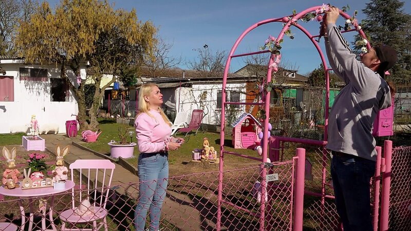 Enikö hat ein Faible für Rosa in allen Schattierungen und fühlt sich in ihrem rosaroten Gartenparadies dementsprechend pudelwohl. Mit Mann Wendelin dekoriert sie für Ostern. – Bild: RTLZWEI – Recht zum Abdruck/​Darstellung zeitlich/​sachlich beschränkt auf die Bewerbung der Sendung