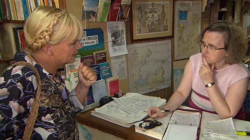 Julia Leischik (l.) macht sich auf die Suche nach Carmen. Doch kann sie die Freundinnen aus Kindheitstagen wieder zusammenbringen? – Bild: © SAT.1