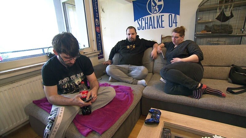 Franks Bruder Robin (li.), Frank und Romina verbringen die meise Zeit auf der Couch – Bild: RTL Zwei
