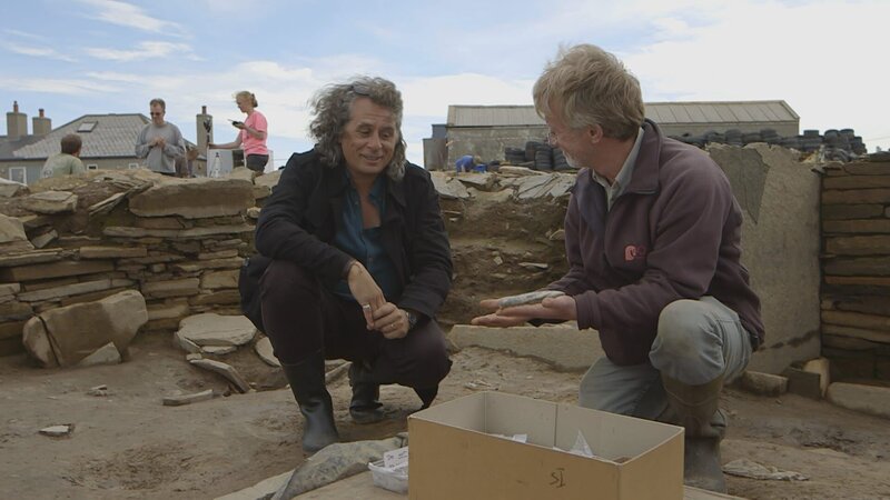 Peter Eeckhout (li.) und Nick Card (re.) auf dem Gelände innerhalb des Mauerrings von Ness of Brodgar – Bild: ARTE France