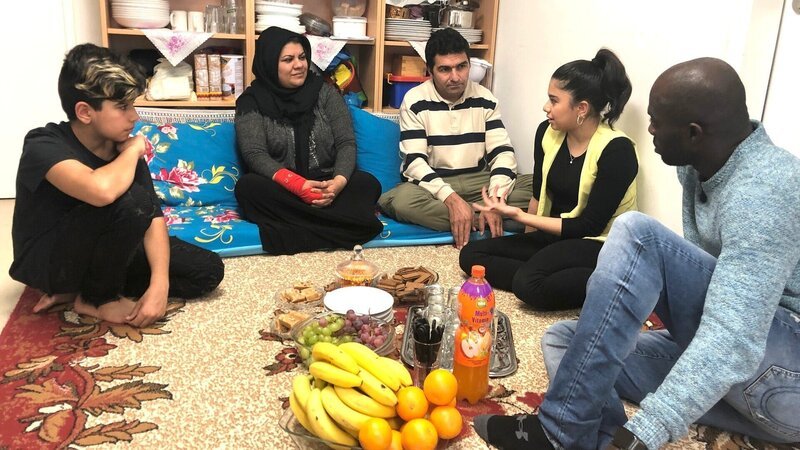 Hans Sarpei (re.) trifft die 15-jährige Shakila (2.v.re.), die mit ihrer Familie aus Afghanistan floh und jetzt in einer Flüchtlingsunterkunft lebt – Bild: RTLZWEI