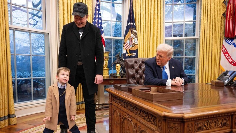 US-Präsident Donald Trump (r.) wettert gegen die Eliten, umgibt sich aber mit den Superreichen aus dem Silicon Valley. Der Tech-Milliardär Elon Musk (M.) bringt seinen Sohn (l.) sogar mit ins Oval Office. Drohen Interessenkonflikte zwischen Wirtschaft und Politik? Oder ist das der neue US-Politik-Stil? – Bild: ZDF und JIM WATSON, AFP