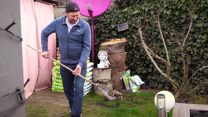 Enikö und Wendelin sagen Ratten im Garten den Kampf an. – Bild: RTLZWEI