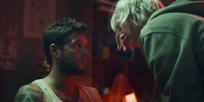 V.l.: Lucas (Melan Omerta) und Anna (Erika Sainte). – Bild: RTL /​ © Nextepisode /​ Neue Identität