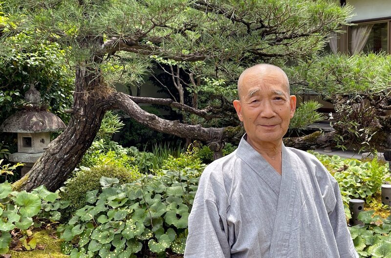 Der Mönch Genbou Nishikawa im Tempelgarten – Bild: Niloufar Taghizadeh