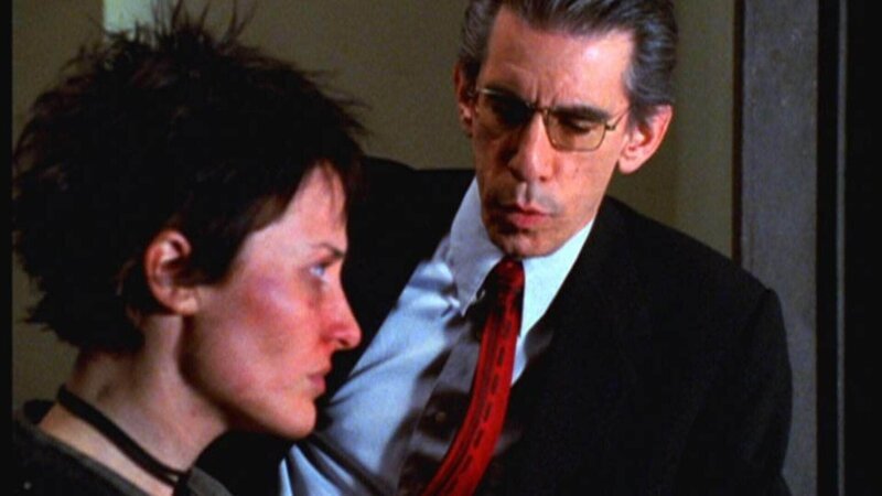 Detective John Munch (Richard Belzer) hofft, dass ein Junkie (Kelly de Martino) bei einer Gegenüberstellung den Täter wiedererkennt. – Bild: RTL