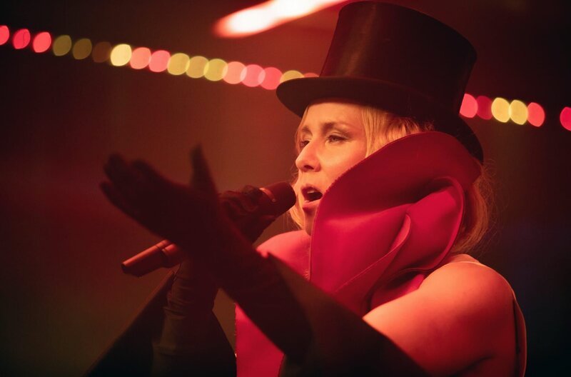 Auf der Bühne des „Ground Control“ entfaltet die irische Popsängerin Róisín Murphy die gesamte Bandbreite ihrer Diskografie, die seit den 1990er Jahren stetig wächst. – Bild: Véronique Fel