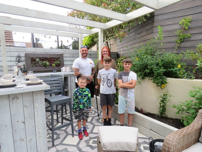 Dale (l.) und seine Familie – Bild: RTL /​ Spun Gold TV & All3Media International