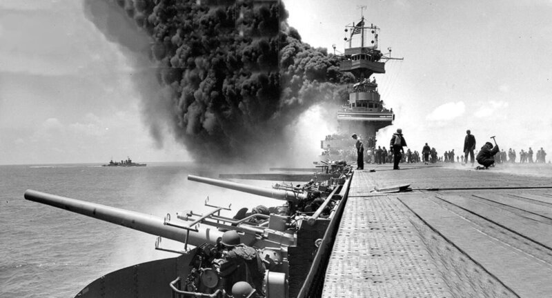 Szene an Bord des Flugzeugträgers USS Yorktown (CV-5) der US Navy während der Schlacht um Midway, kurz nachdem er am 4. Juni 1942 von drei japanischen Bomben getroffen wurde. Der dichte Rauch stammt von Bränden in den Triebwerken, die durch eine Bombe verursacht wurden, die diese durchschlug und die Kessel auslöschte. – Bild: THE HISTORY CHANNEL /​ WildBear Entertainment