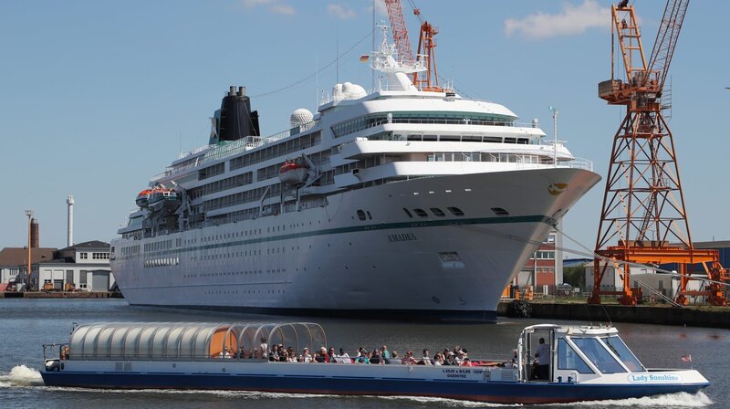 In riesigen Werften werden Superfrachter geboren. Die Frachter sind riesig. Einer allein transportiert in einem Lebenszyklus drei Millionen Seecontainer über die Weltmeere. Spezialschiffe machen den Weg frei für andere. – Bild: phoenix/​ZDF/​efe/​focke strangmann