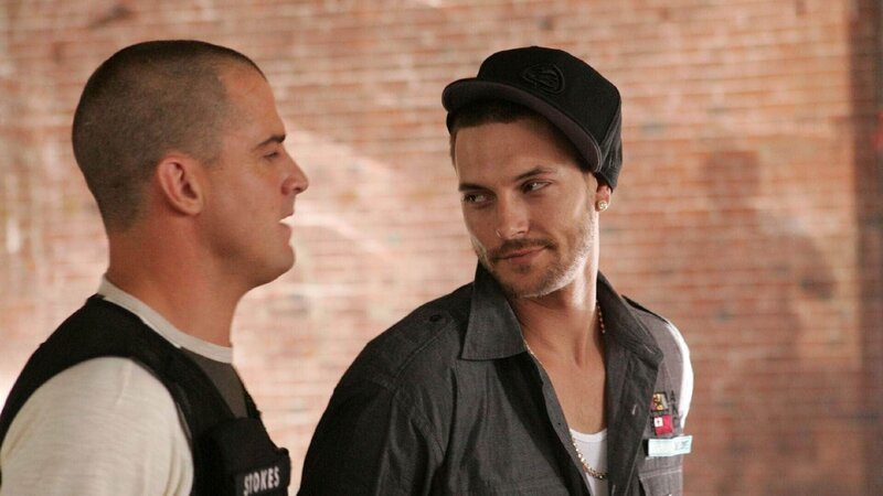 Nick (George Eads, li.) hat die Provokationen des arroganten Cole (Kevin Federline) satt. – Bild: TVNOW